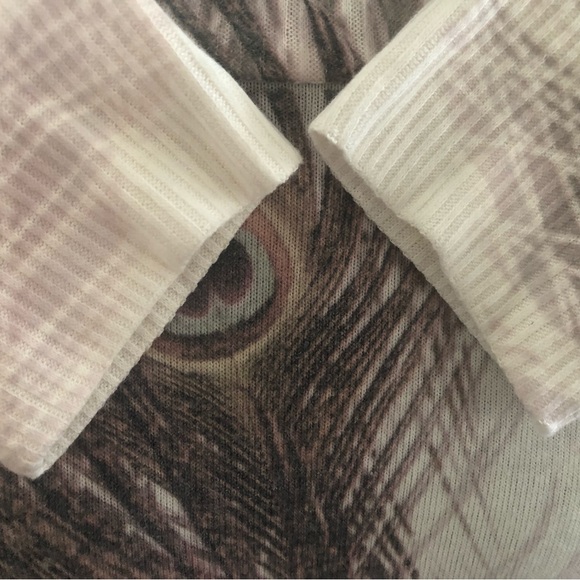 Peacock feather themed super soft scoop neck, 3/4 sleeve top size Small - Picture 4 of 6